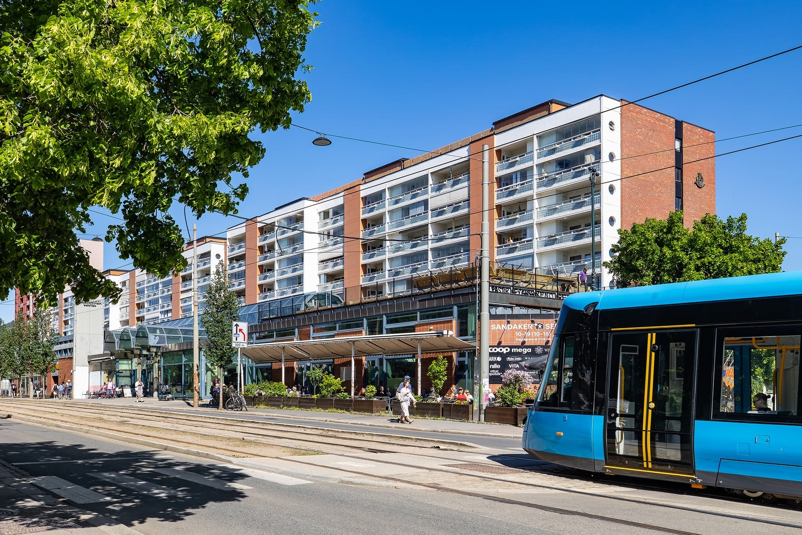 Sandaker senteret med tilbud som bokhandel, matbutikk med ferskvaredisk, vinmonopol og bibliotek ligger et lite steinkast unna. Galleribilde