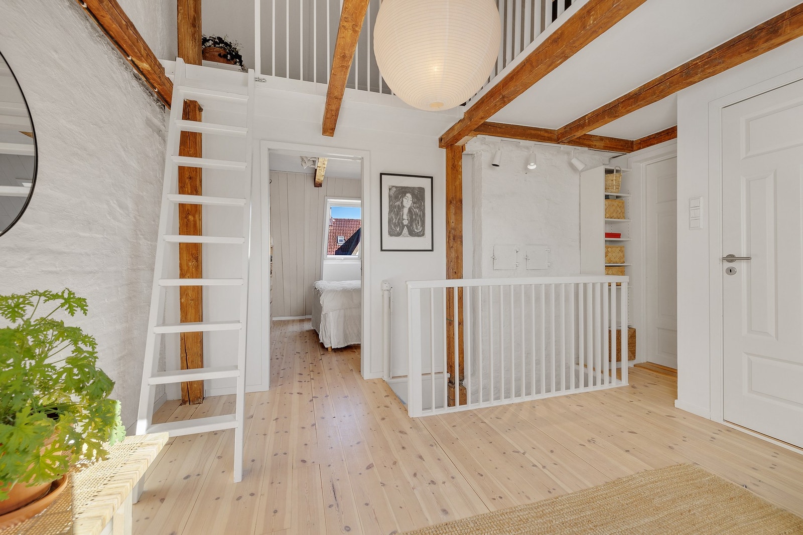 Loftstuen imponerer med en himlingshøyde på opptil ca. 4 meter. Galleribilde