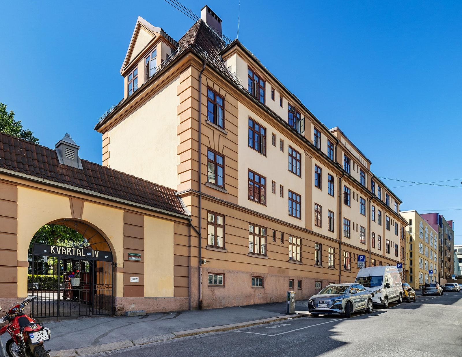 Område byr på gateparkering. Galleribilde