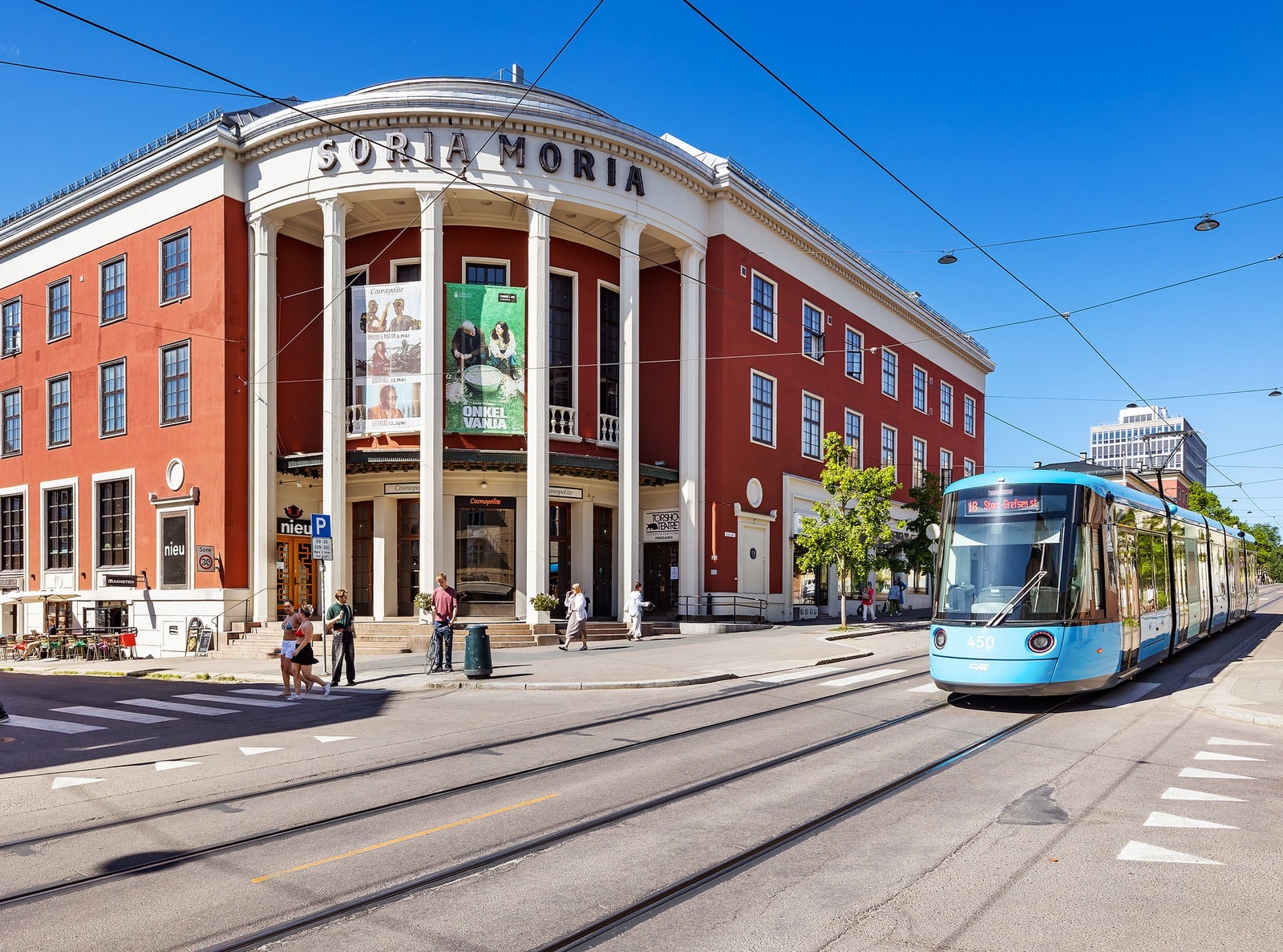 Offentlig kommunikasjon i umiddelbar nærhet med både trikk-, buss- og taxiholdeplasser. Galleribilde