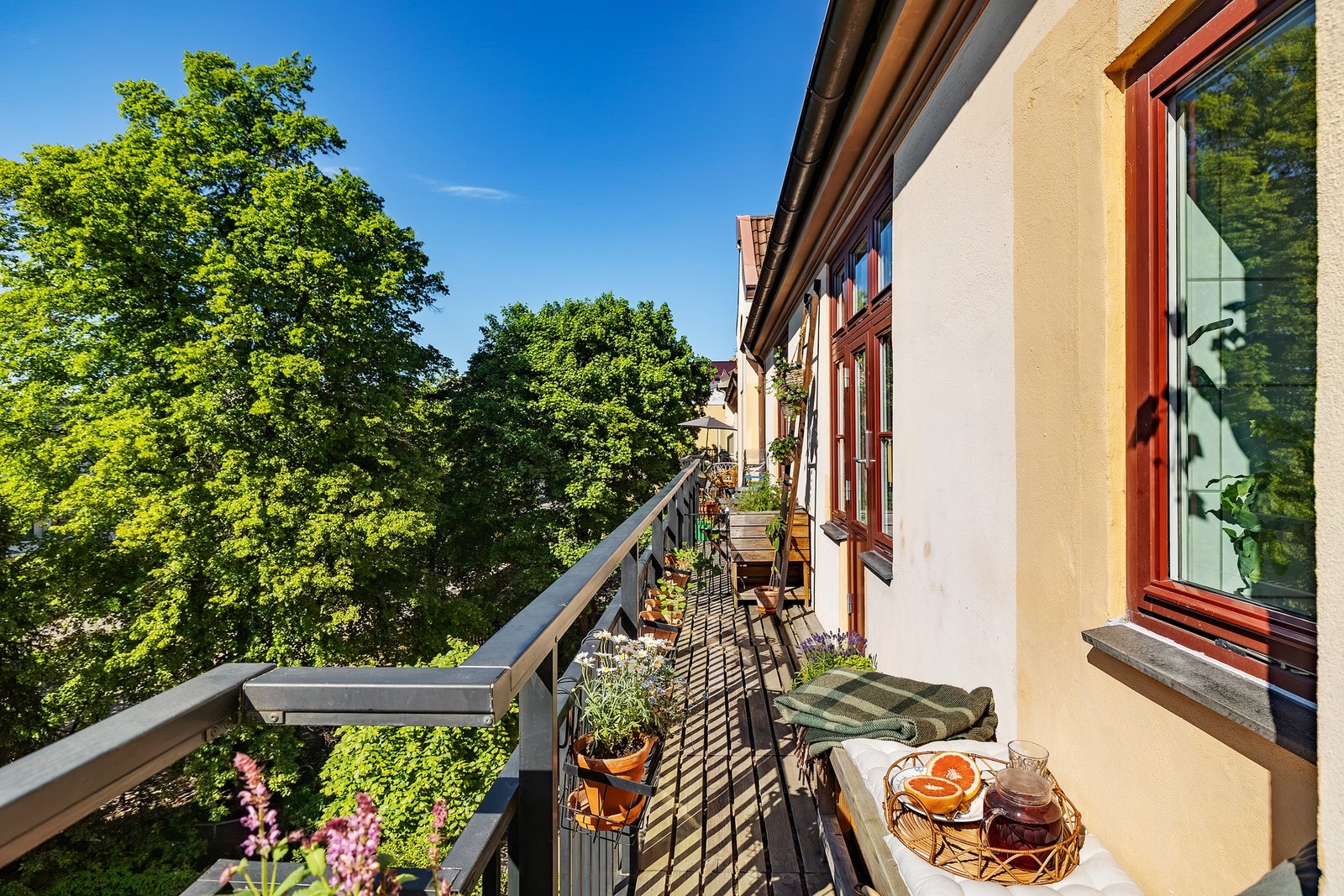 En sjelden mulighet til å sikre seg en lys og karakterfull toppleilighet over to plan med fantastiske solforhold, klassisk bygårdsjarm og en familievennlig planløsning. Galleribilde