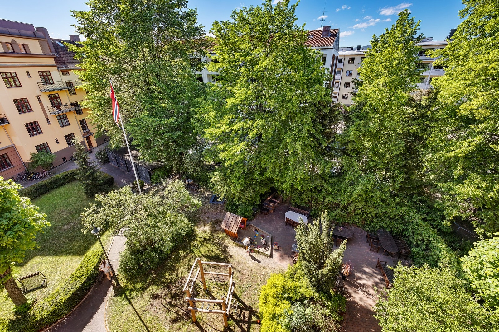 Det er utsikt mot den flotte bakgården. Galleribilde