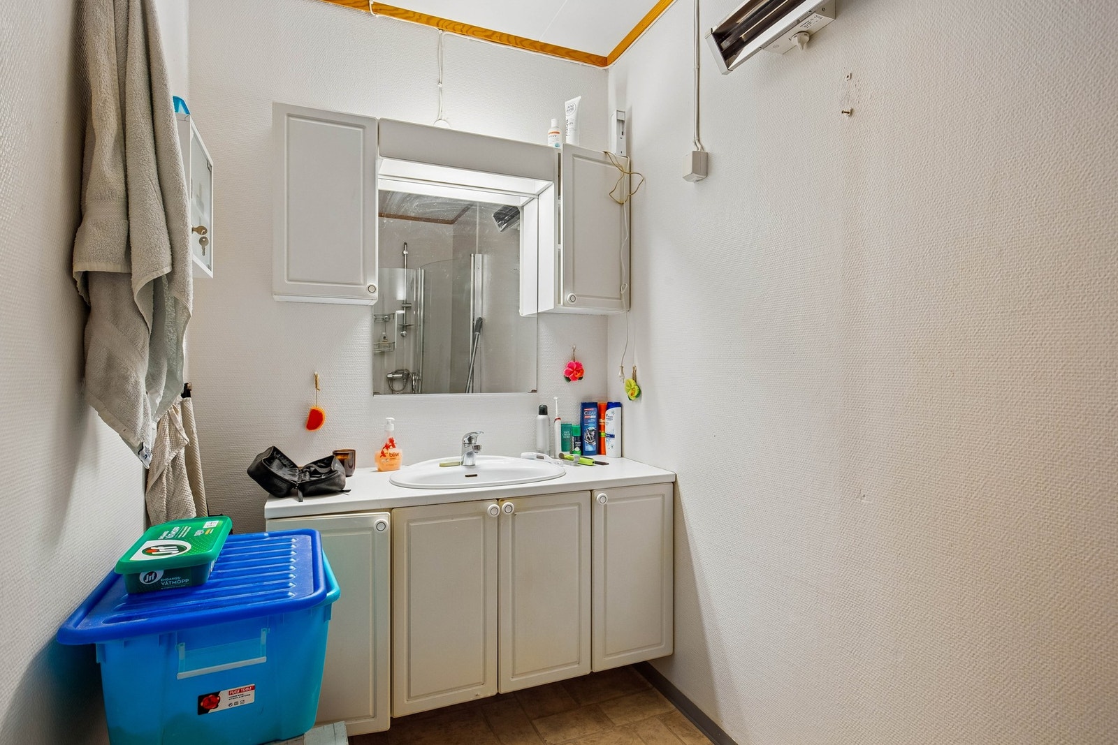 Bad i utleiedelen. Oppussing/renovering må påregnes. Galleribilde