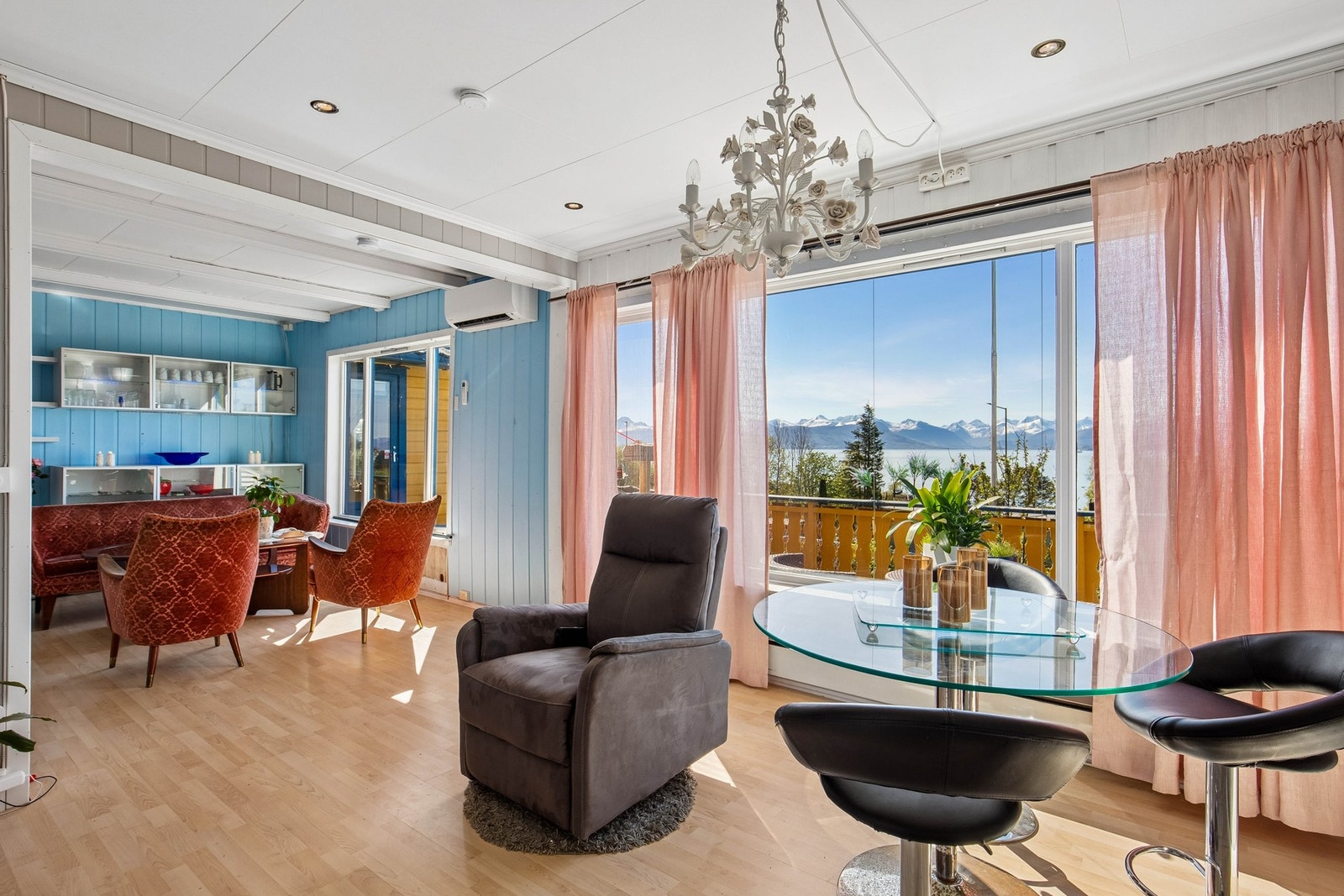 Fra stuen er det utgang til en sydvendt veranda. Galleribilde
