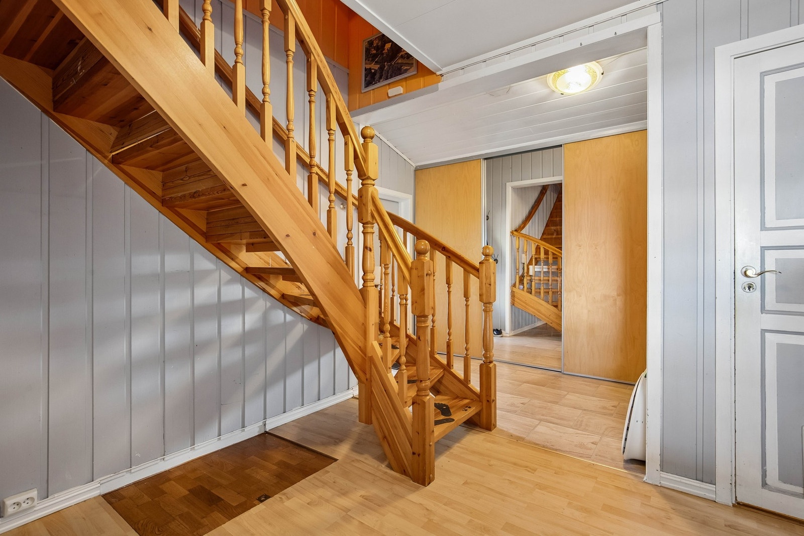 Romslig entré og gang med god oppbevaringsplass i skyvedørsgarderobe. Galleribilde