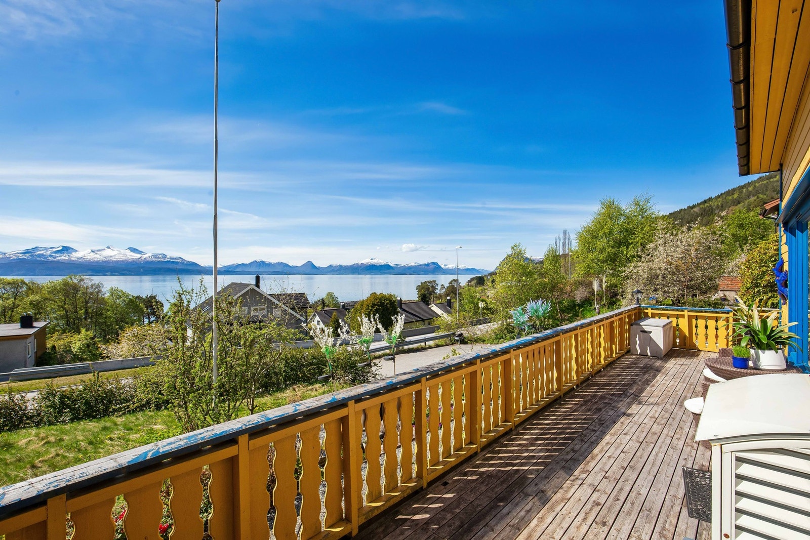 Fra eiendommen er det fin utsikt mot fjord og fjell. Galleribilde