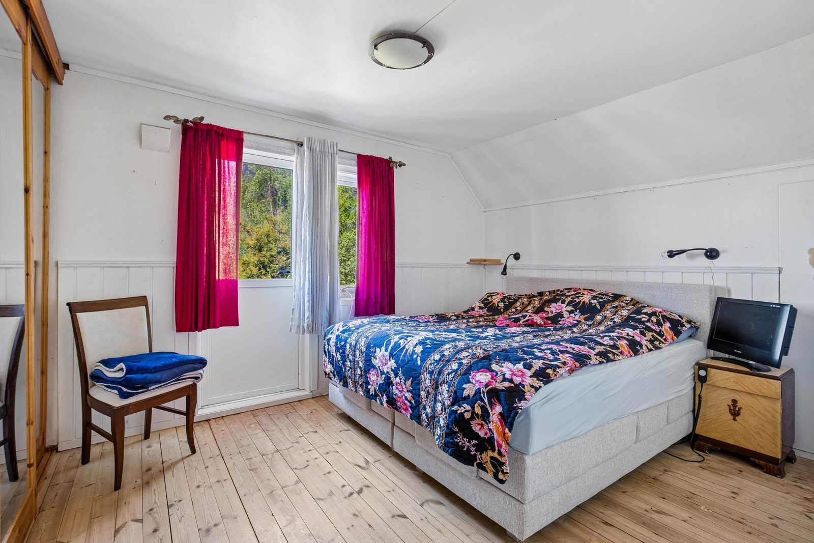 Alle 3 soverommene i hoveddelen befinner seg i boligens 2. etasje. Hovedsoverommet er innredet med skyvedørsgarderobe, og herfra er det adkomst til en vestvendt veranda. Galleribilde