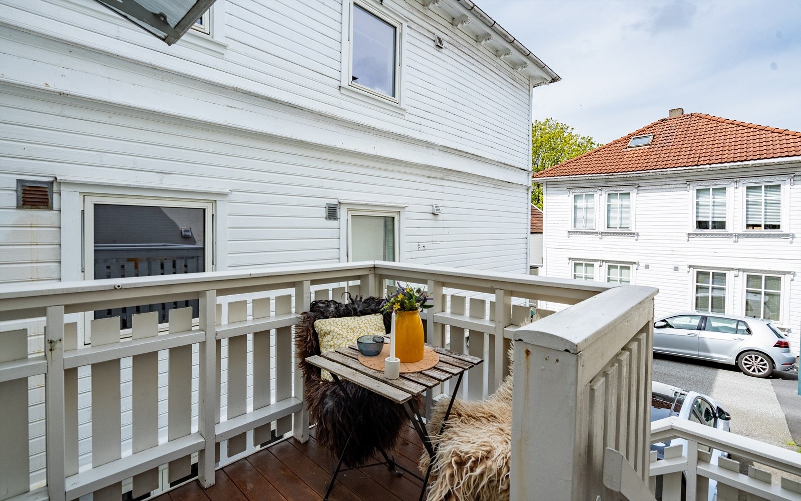 Like utenfor inngangsdøren ligger en lun terrasse som kan innredes med sittegruppe. Galleribilde
