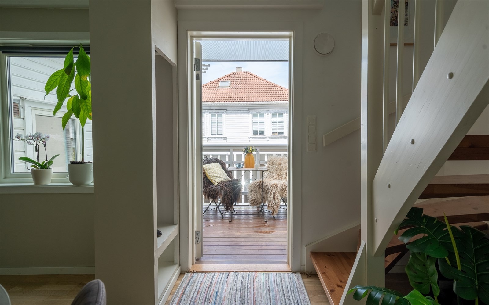 Innbydende entré med plass til å henge fra seg yttertøy. Galleribilde