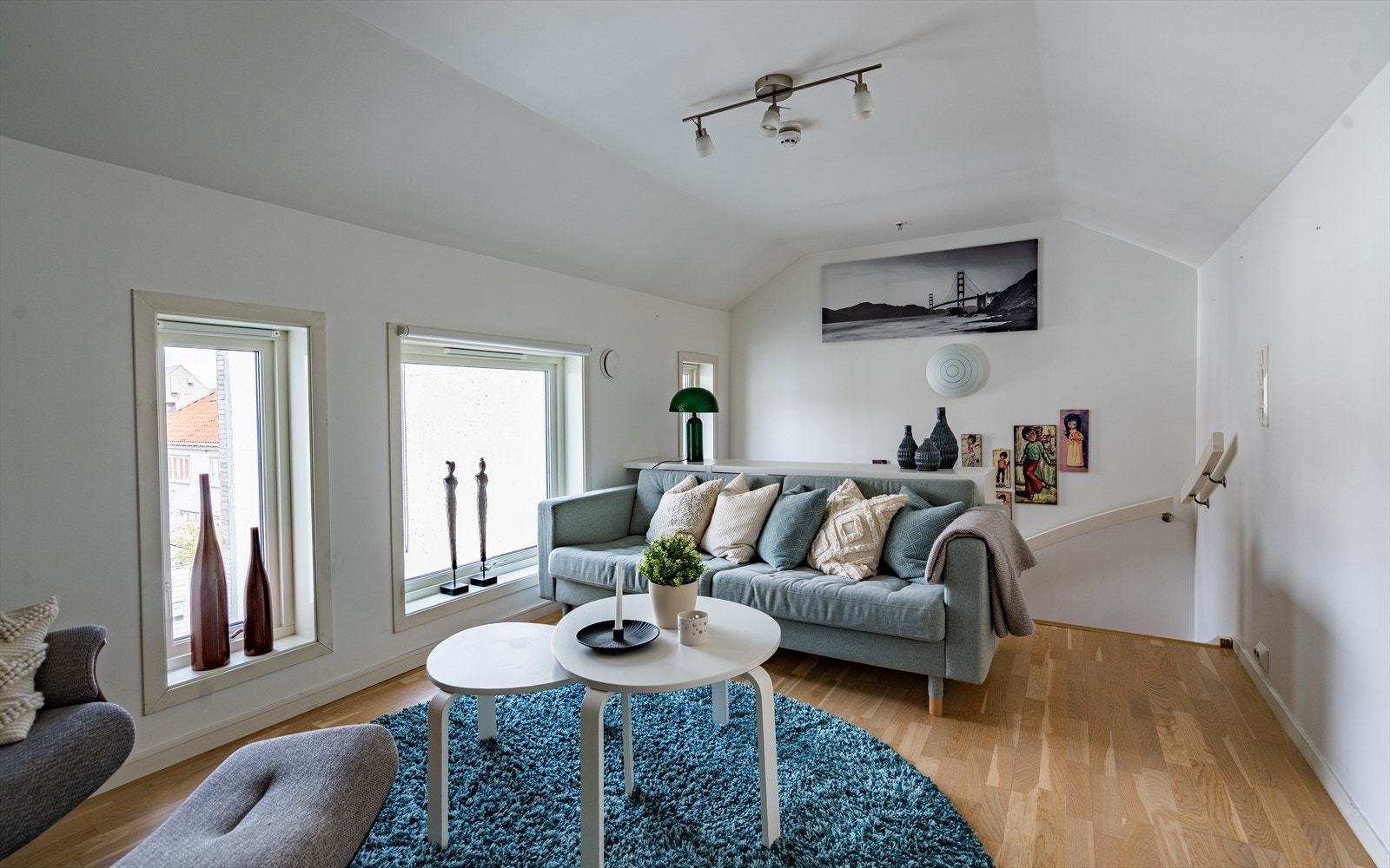 De store vindusflatene slipper inn rikelig med naturlig lys og skaper en luftig romfølelse. Galleribilde