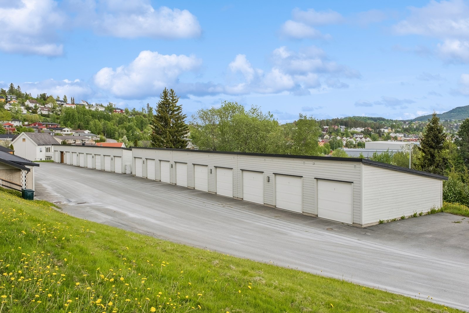 Parkering i felles garasjeanlegg samt biloppstillingsplass. Galleribilde