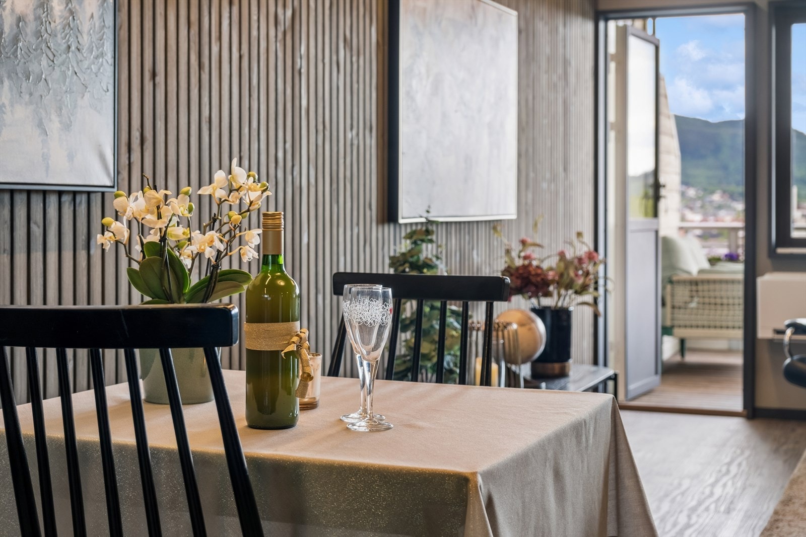 Fra stuen kan du enkelt tre ut på balkongen og nyte uteplassen. Galleribilde