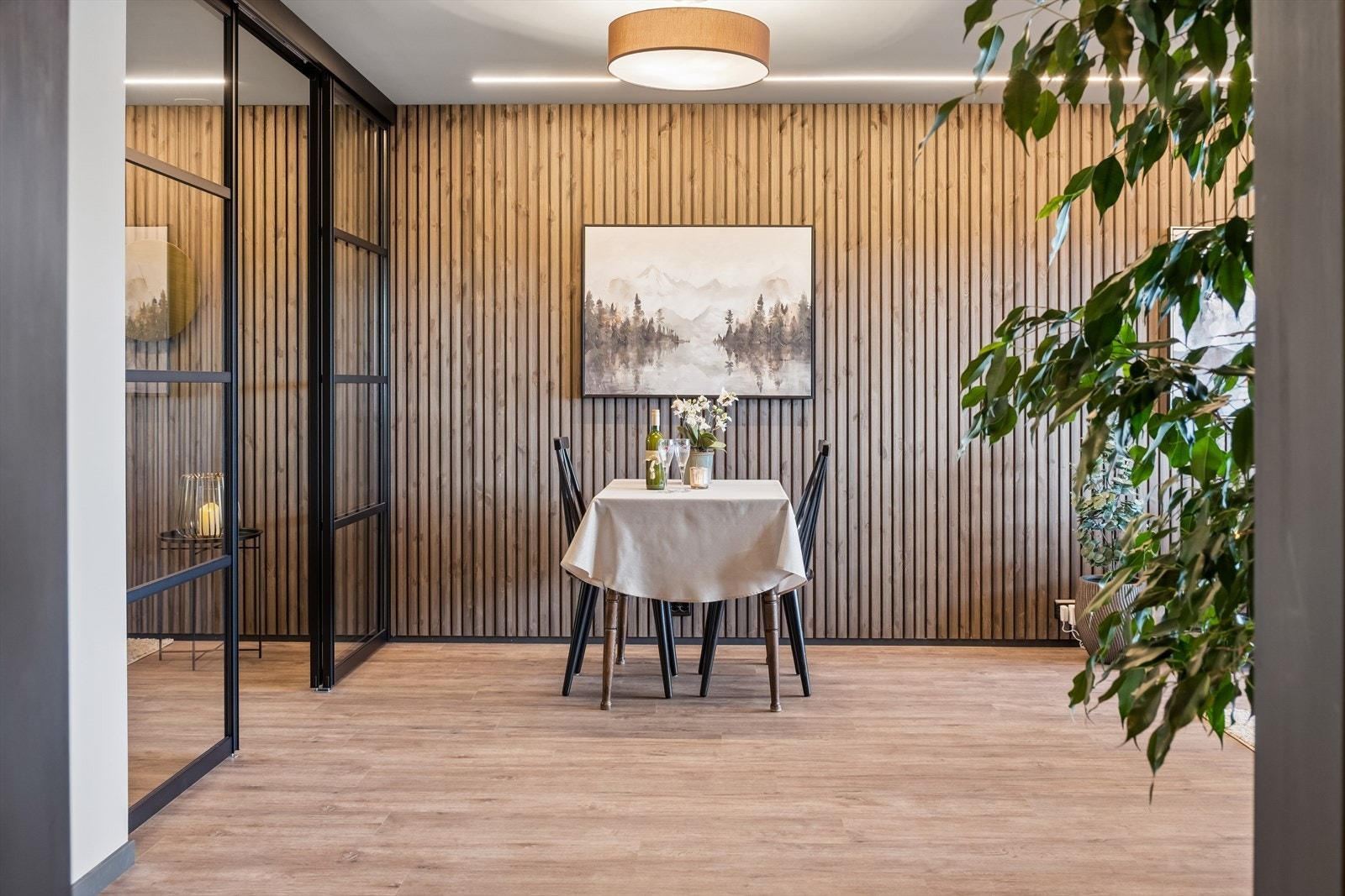 I tilknytning til stuen finner du plass til en hyggelig spisegruppe. Galleribilde