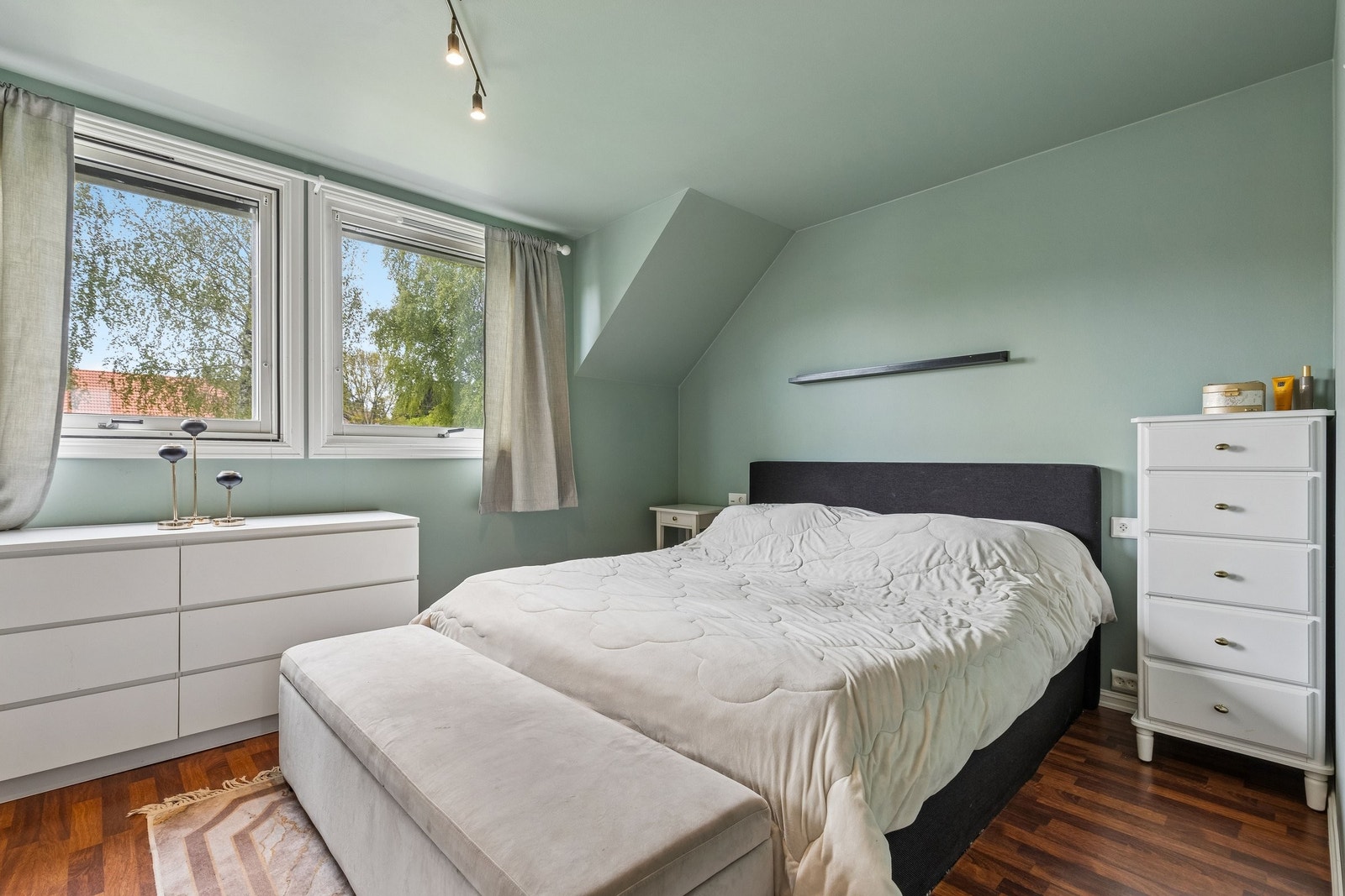 Hovedsoverommet har god plass til dobbeltseng Galleribilde