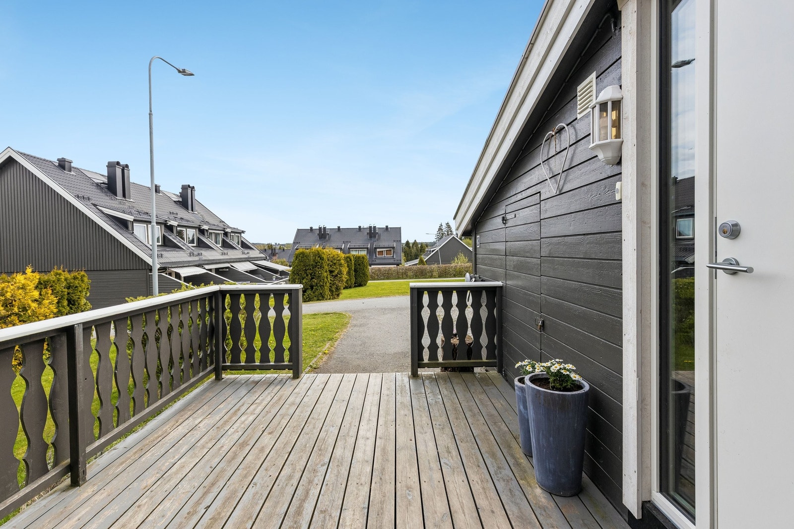 Inngangsparti med tilgang til en romslig bod Galleribilde