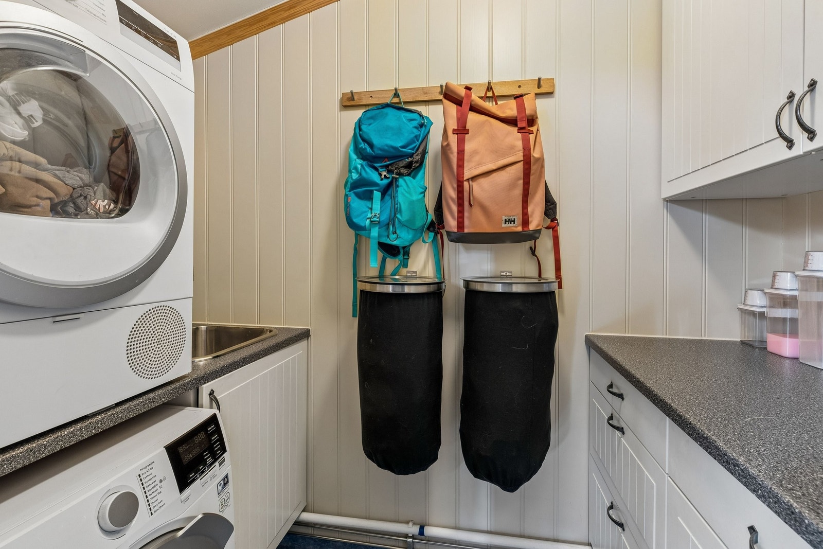Vaskerom med plass til vaskemaskin og tørketrommel Galleribilde