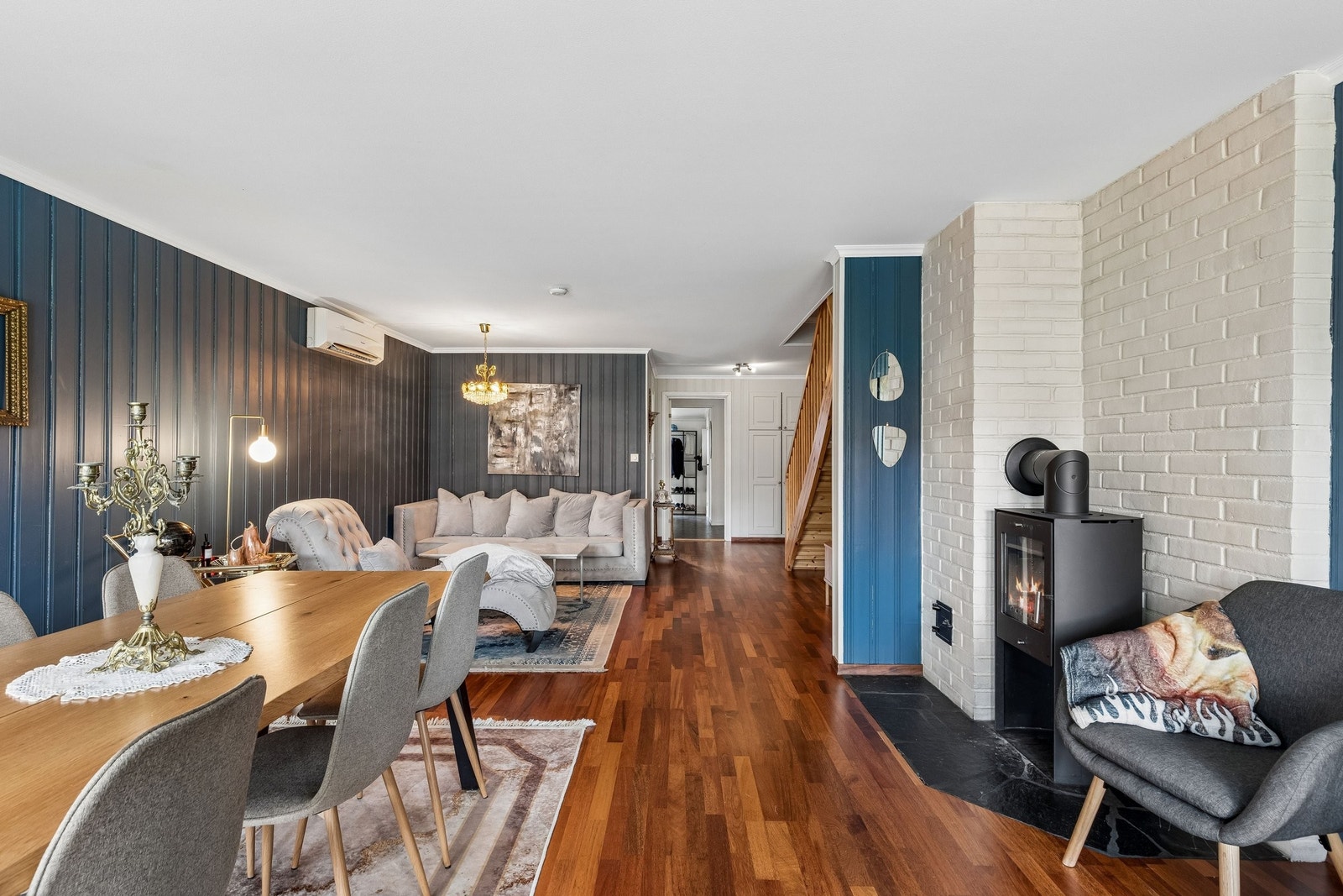 Stue med god plass til sofagruppe og spisebord Galleribilde