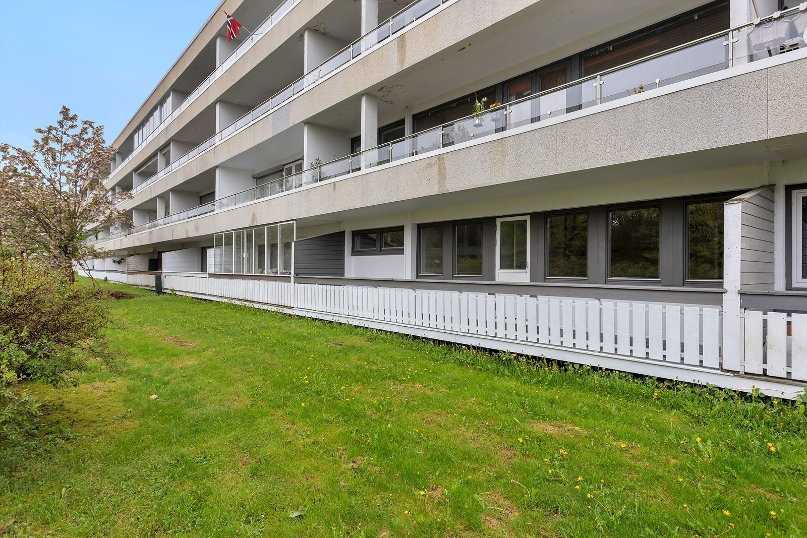Finn roen i solveggen på den romslige, vestvendte terrassen som bader i sol store deler av dagen. Terrassen er et naturlig samlingspunkt på varme sommerdager, med god plass til både utemøbler og grill. Galleribilde