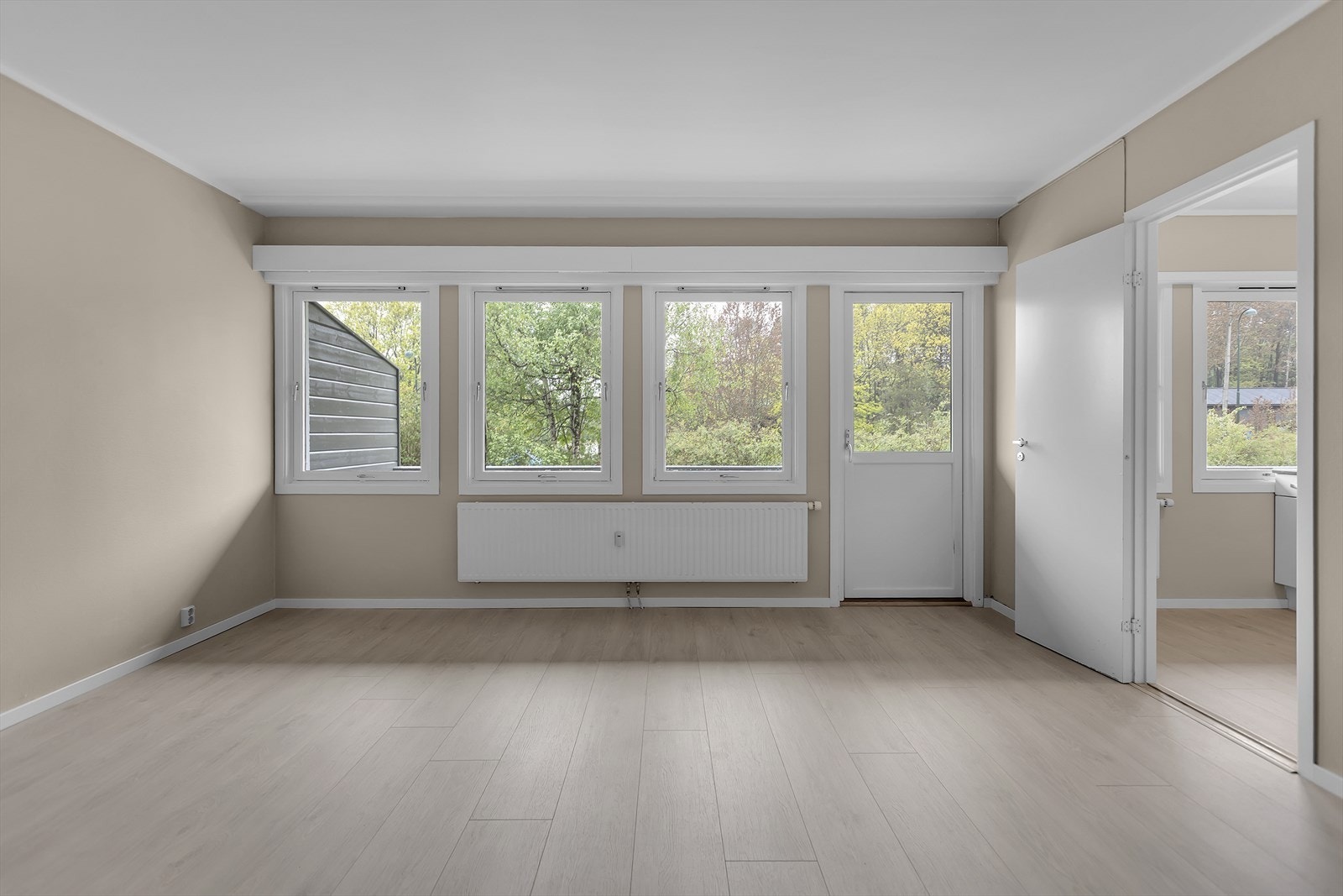 I tillegg har stuen utgang til en solrik balkong - et flott sted å nyte morgenkaffen eller slappe av på fine dager. Galleribilde