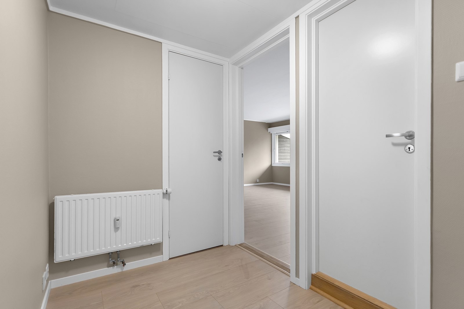 Leiligheten ønsker deg velkommen med en lys og innbydende entré som gir et godt førsteinntrykk. Galleribilde