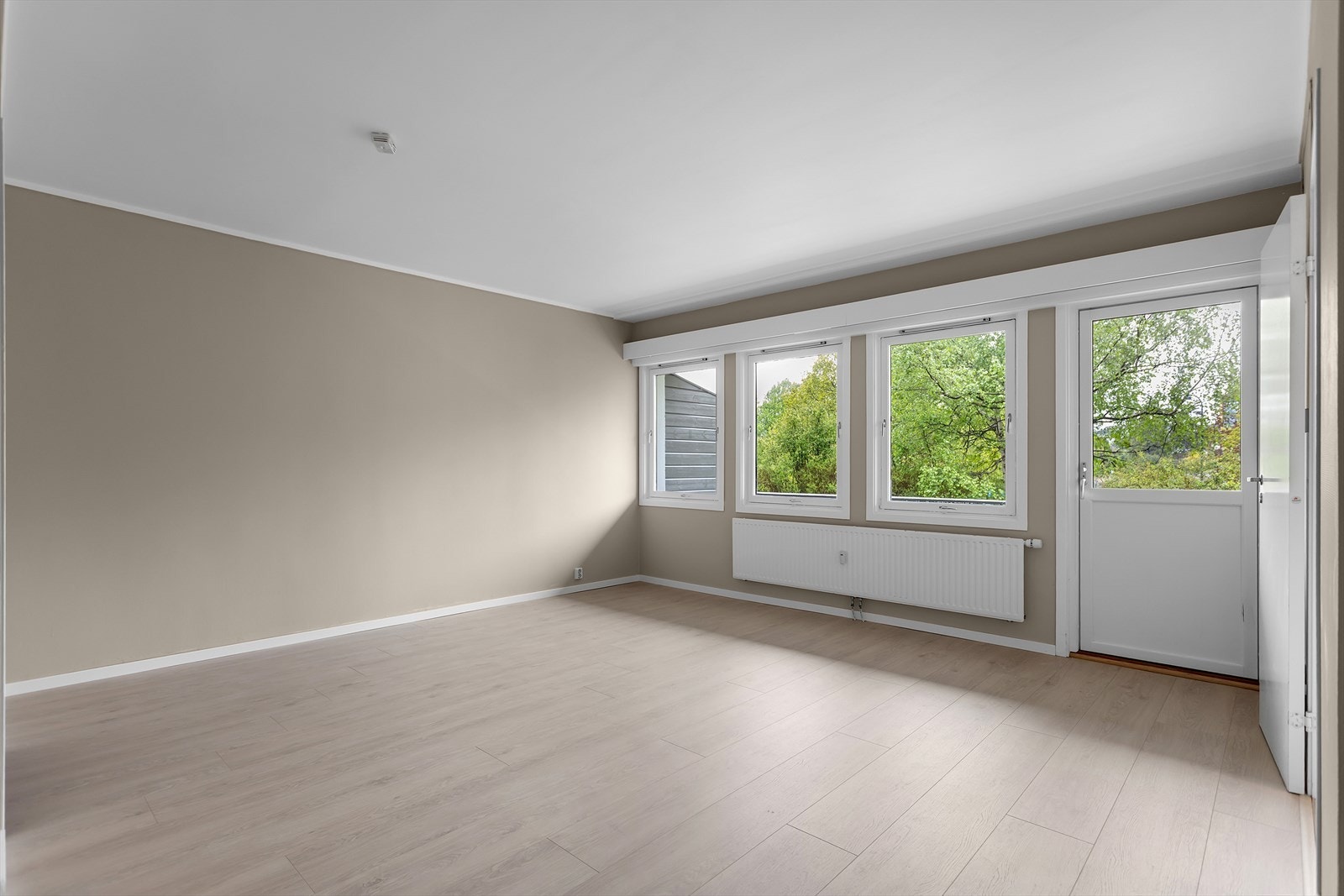 De store vindusflatene slipper inn rikelig med naturlig lys, noe som gir en luftig og behagelig romfølelse. Galleribilde