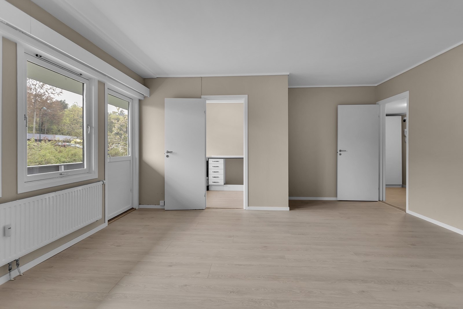 Stuen fremstår svært lys og innbydende, med nymalte vegger i elegante og moderne farger som skaper en varm og hyggelig atmosfære. Galleribilde