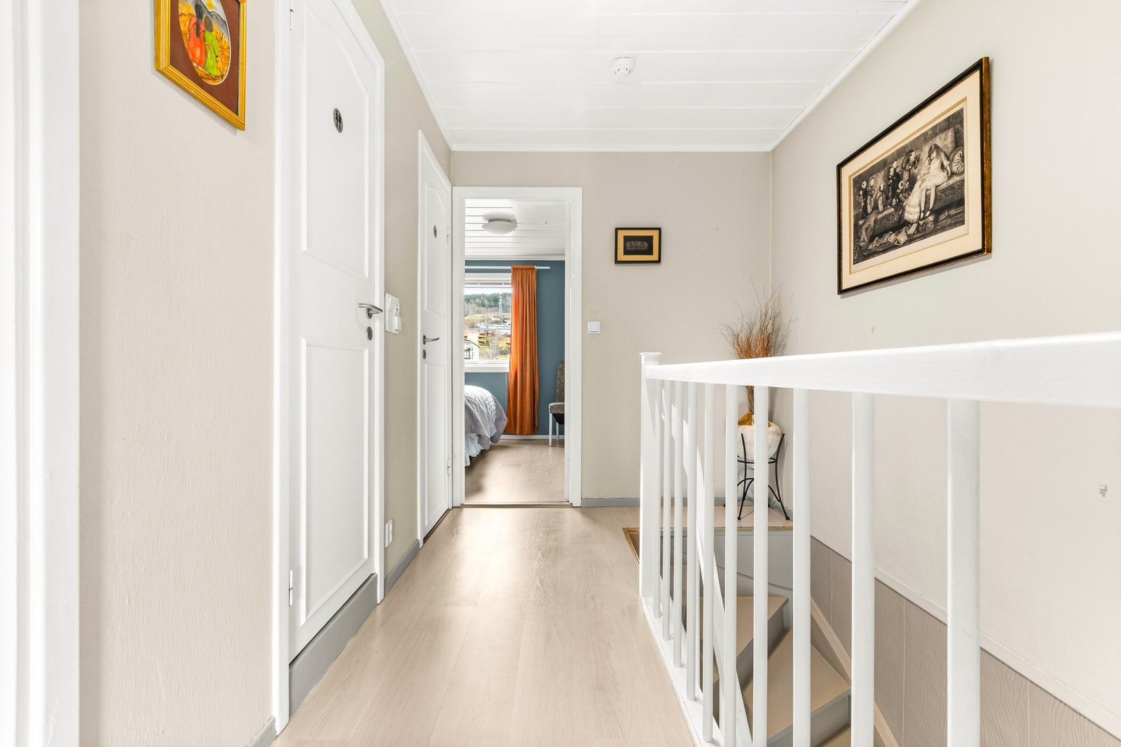 Trapperom med adkomst til 3 soverom, bad og toalettrom. Galleribilde