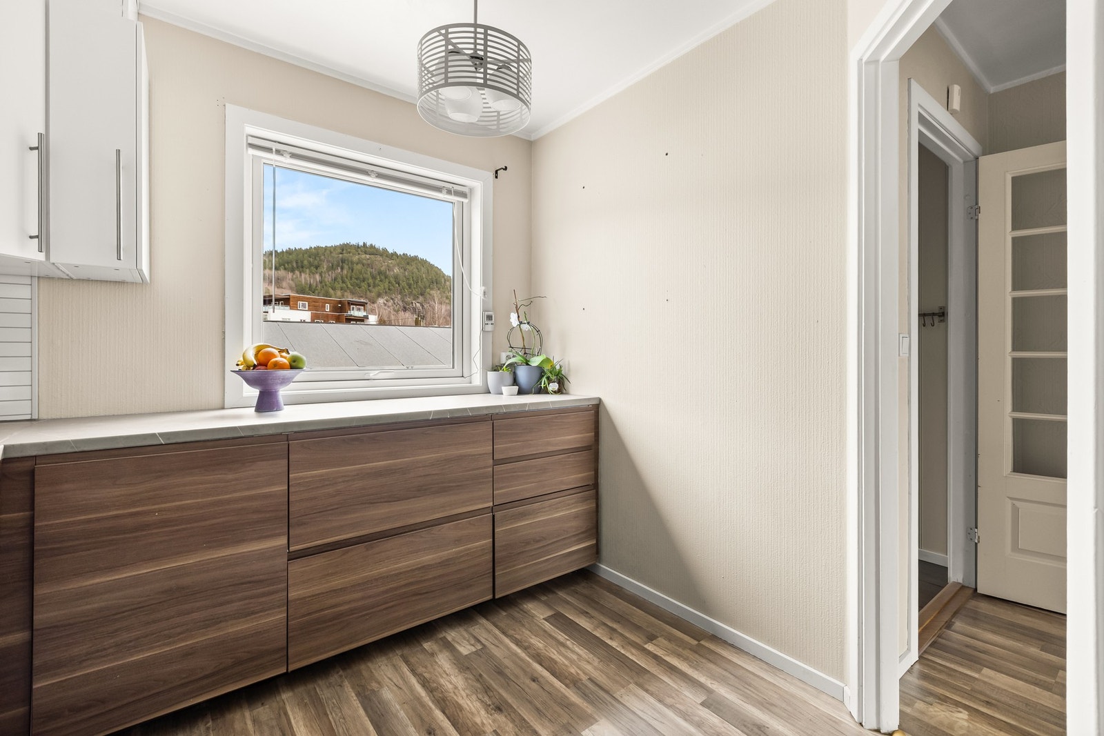 Kjøkkenet ble delvis oppgradert i 2021 med benkeplater og påbygd benkeskap samt nye integrerte hvitevarer som kjøleskap, komfyr, platetopp, integrert kaffemaskin. Galleribilde