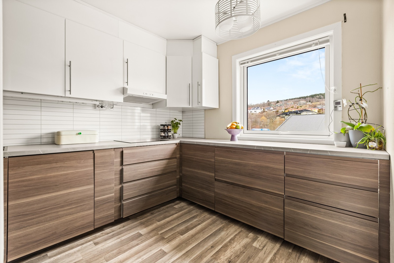 Innbydende og pent kjøkken fra 2015, beliggende adskilt fra stuen. Galleribilde