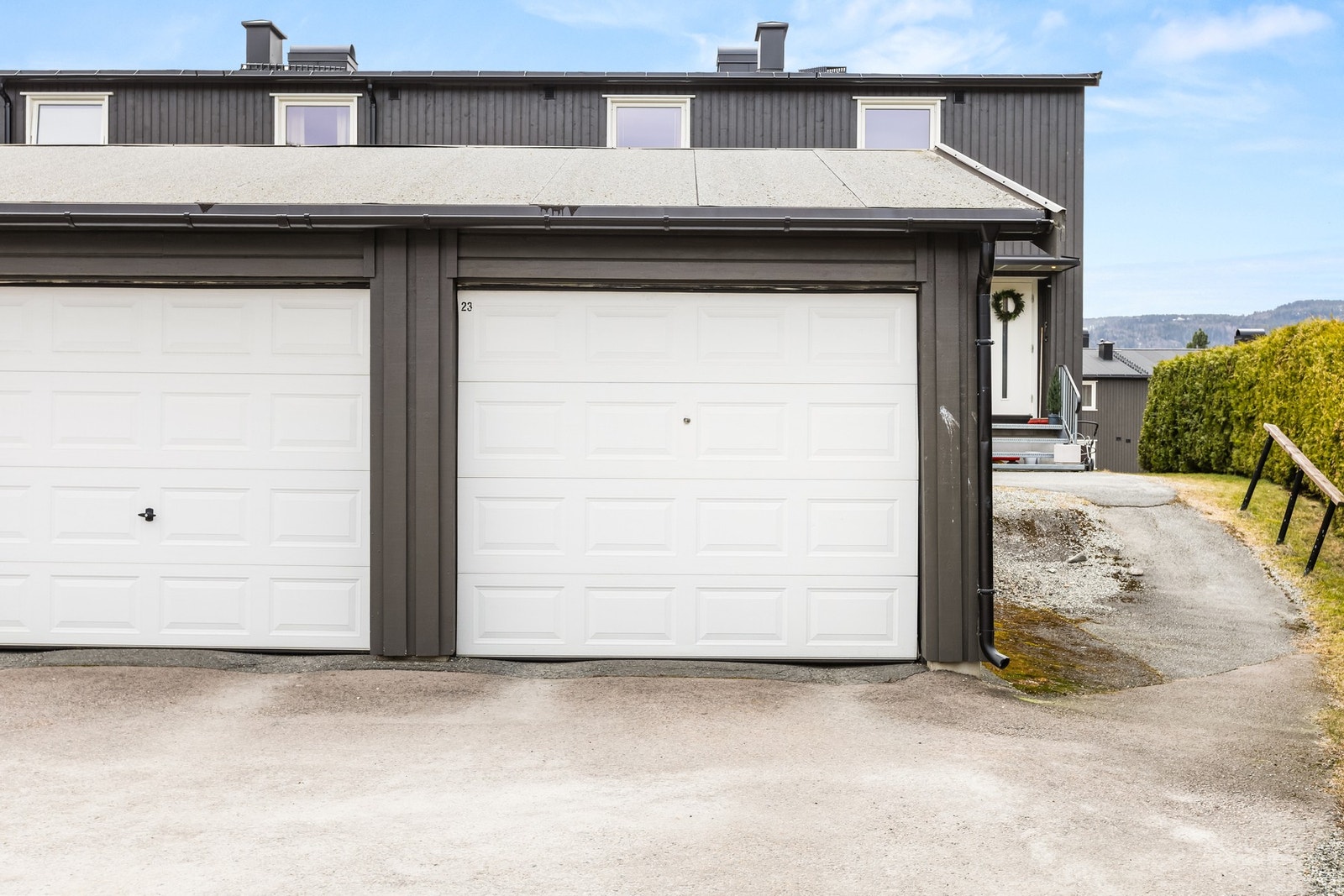 Leiligheten disponerer en garasje i felles rekke som ligger i forkant av boligen med elektrisk portåpner. Galleribilde