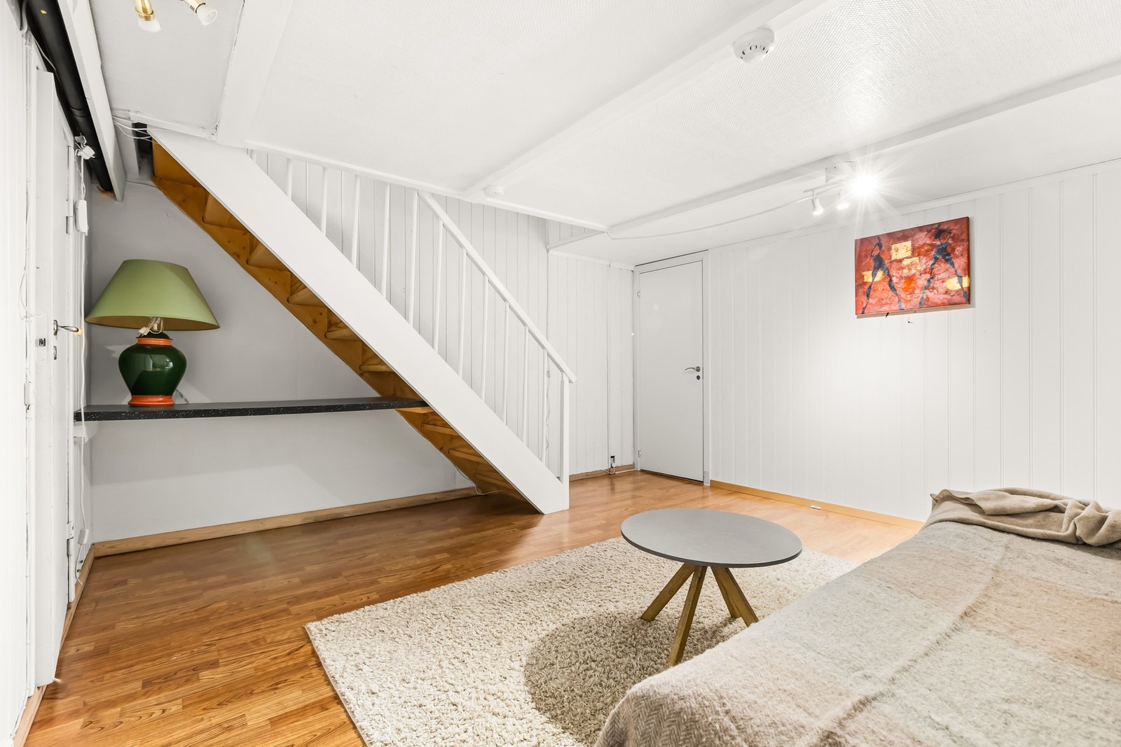 Her er det adkomst til bad/vaskerom, innredet rom samt innvendig bod. Galleribilde