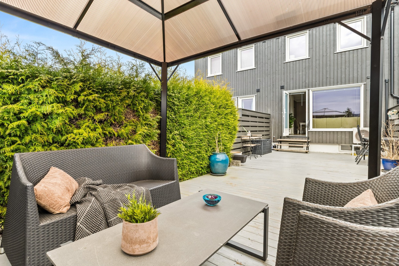 Her er det god plass til lounge, spisebord, grill, solstoler eller annet ønskelig utemøblement Galleribilde
