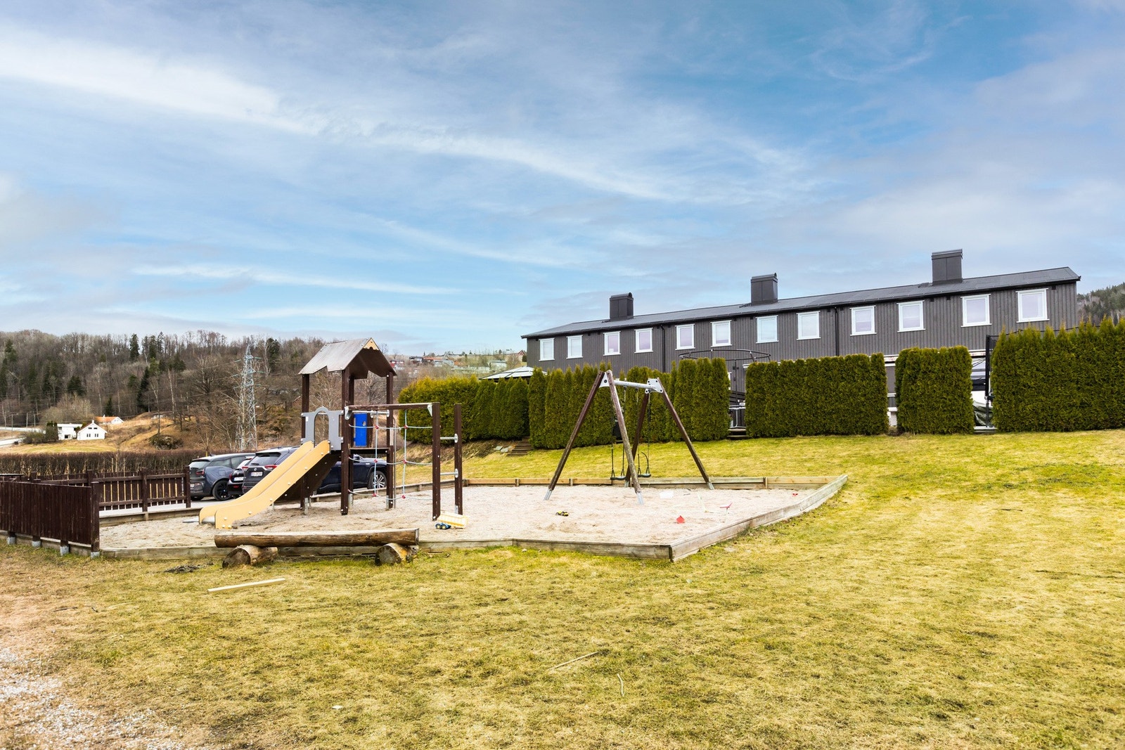Attraktiv og barnevennlig beliggenhet på Haskoll, et populært og etablert boligområde like utenfor Lierbyen sentrum, perfekt for deg som ønsker rolige og grønne omgivelser uten å gi slipp på nærhet til hverdagens fasiliteter. Galleribilde