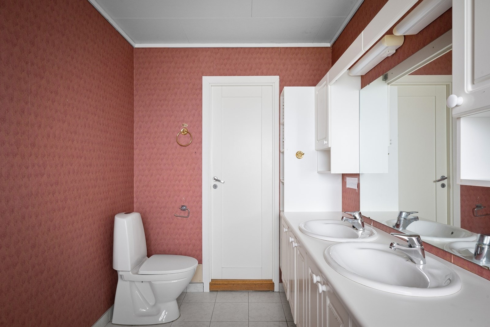 Badet i hovedetasjen er utstyrt med en seksjon med dobbel servant og overskap. Galleribilde