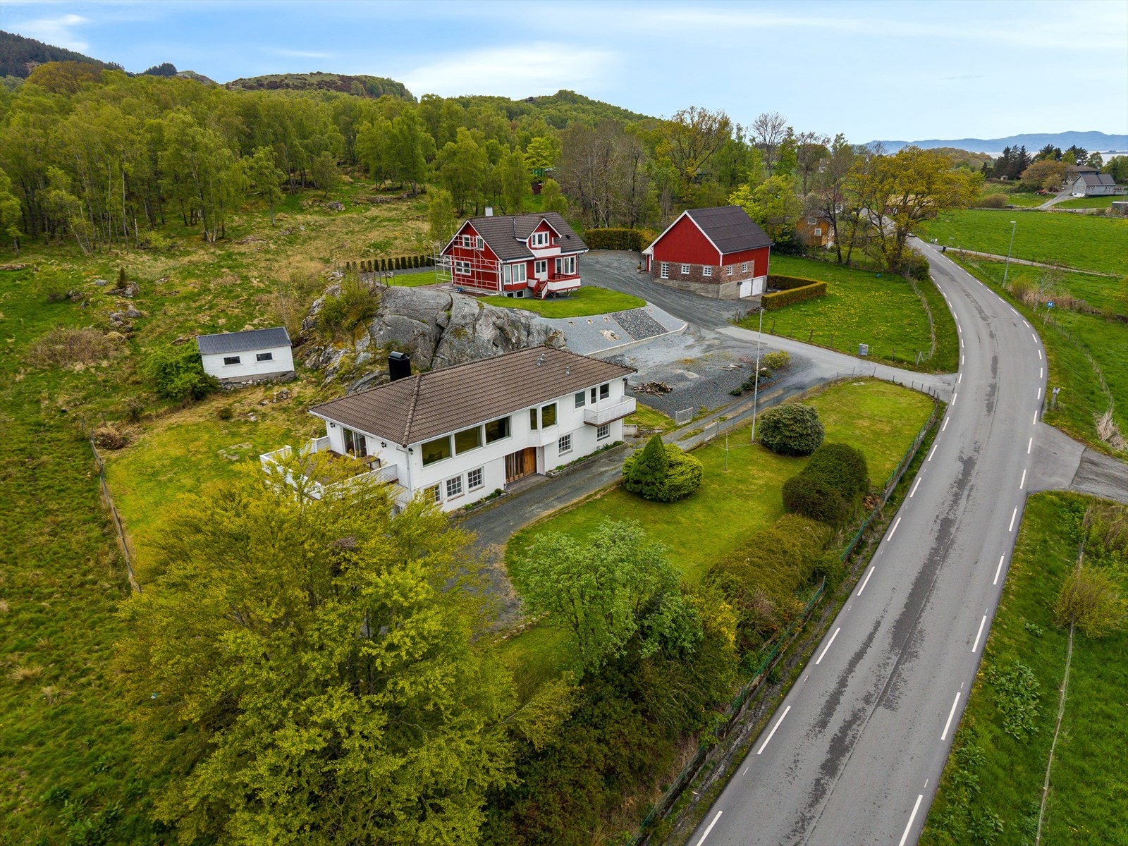 Boligen ligger i et område med spredt bebyggelse. Galleribilde