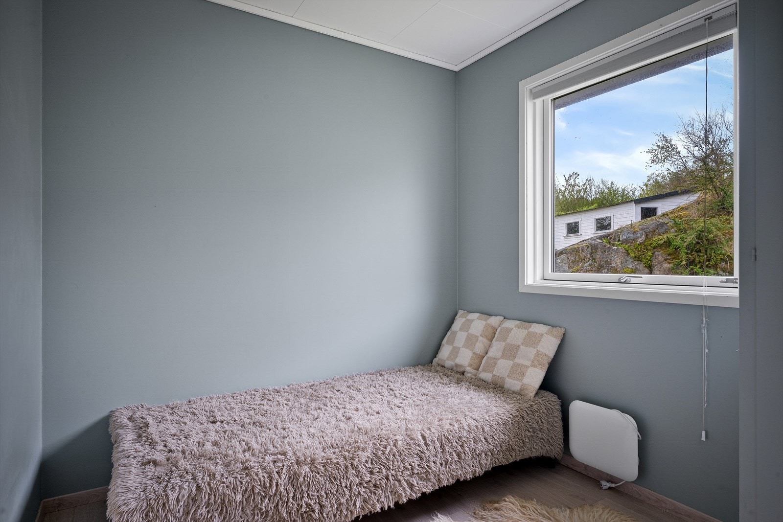 To av rommene i underetasjen er utstyrt med radiatorovn. Galleribilde