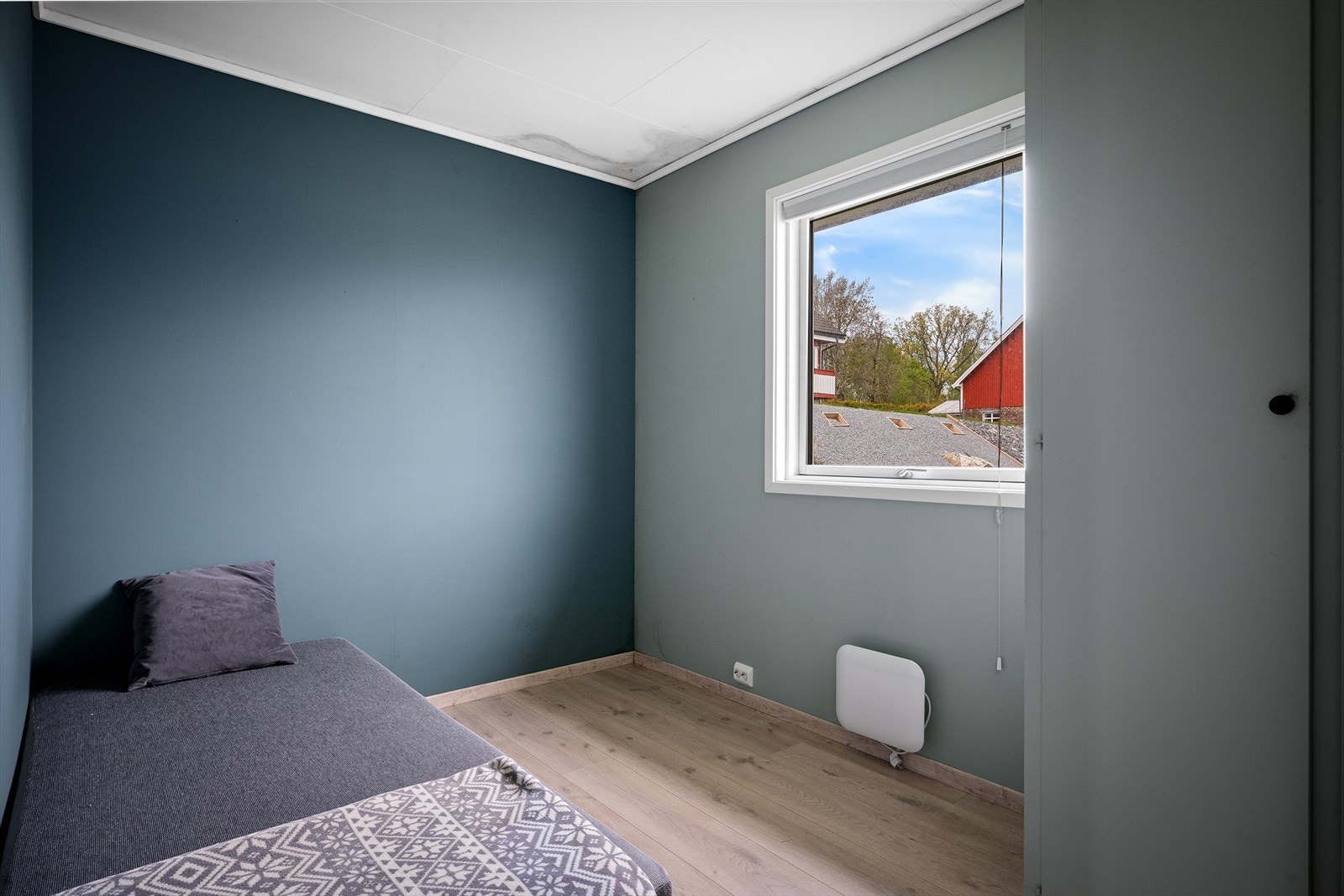 Dette rommet har malte panelvegger og laminat på gulvet. Galleribilde