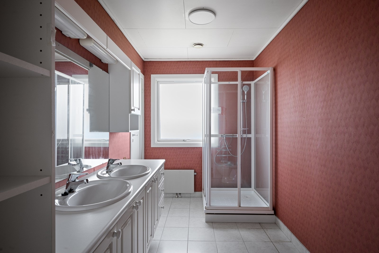 Badet har fliser og varme på gulv, dusjkabinett og radiatorovn. Det er klargjort for vannbåren gulvvarme. Galleribilde