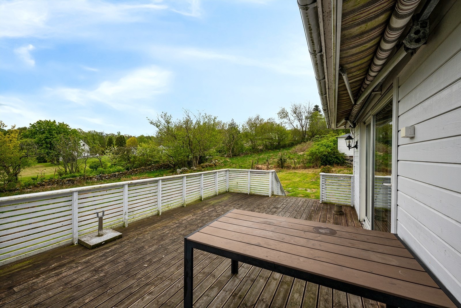 Eiendommen har flere uteplasser, inkludert en romslig terrasse på ca. 24 m² over garasjen. Galleribilde