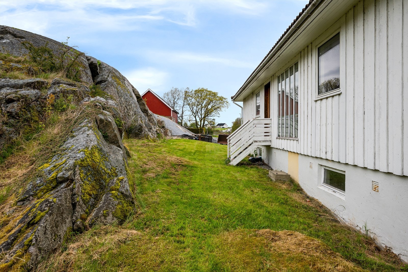 Tomten er opparbeidet med gressplen og hekk i nabogrensen. Galleribilde