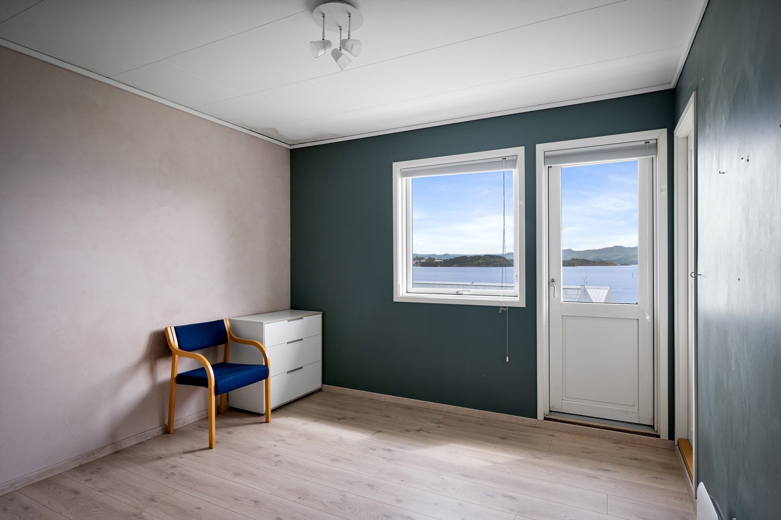 Rom i hovedetasjen med laminatgulv og malte overflater. Galleribilde