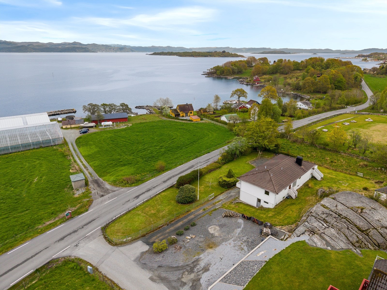 Det er kort vei til butikk på Østhusvik, og ca. 8 minutter med bil til Vikevåg sentrum. Galleribilde