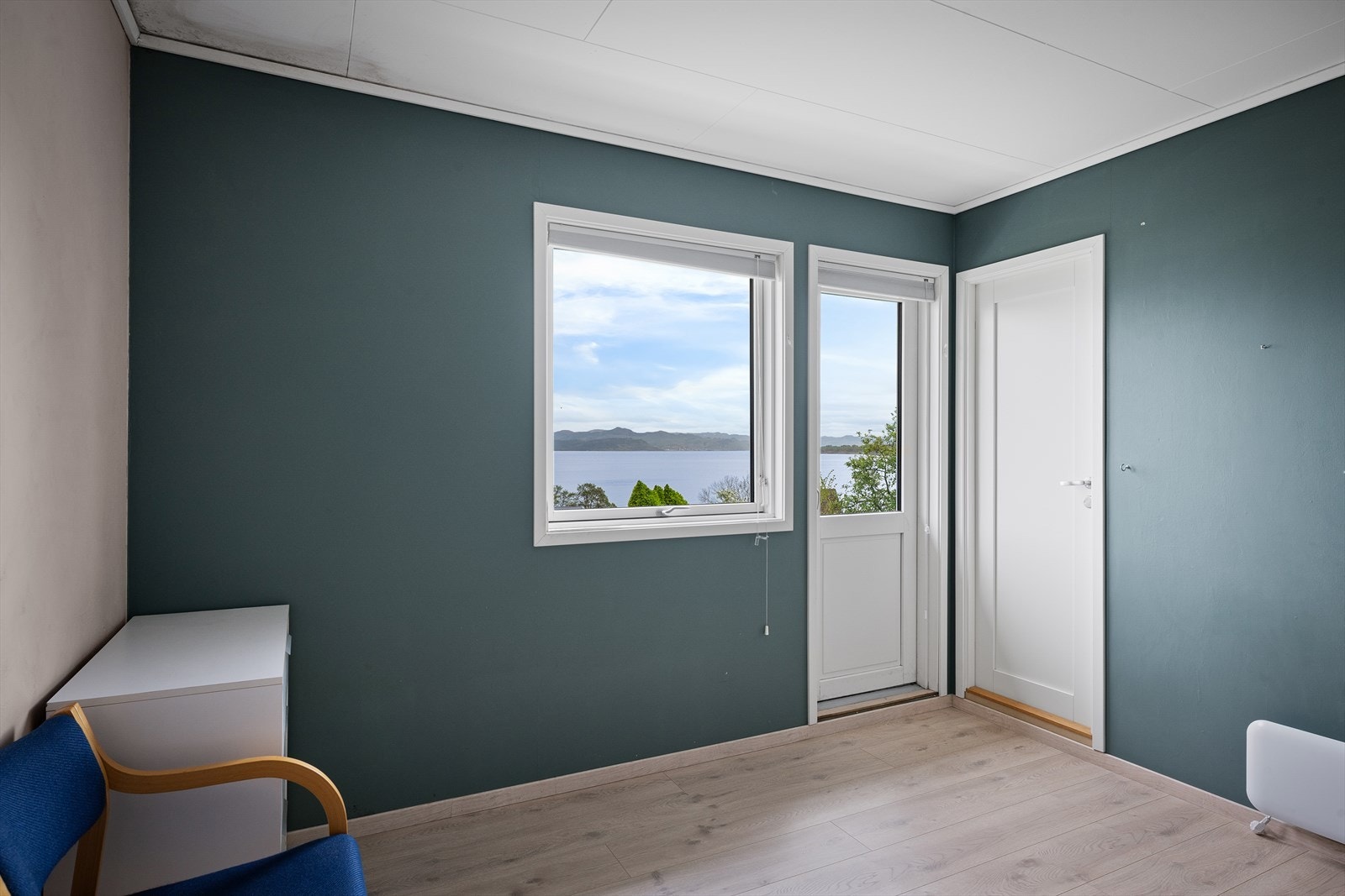 Et av rommene i hovedetasjen har en terrassedør fra 2018 med direkte utgang til uteområdet. Galleribilde