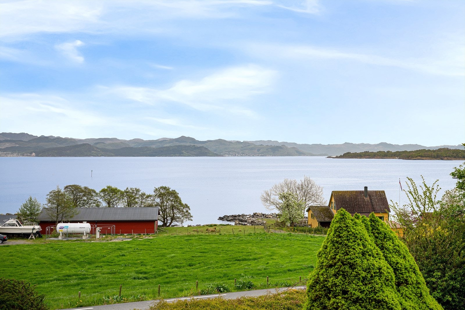 Fra eiendommen er det utsikt mot sjøen. Galleribilde
