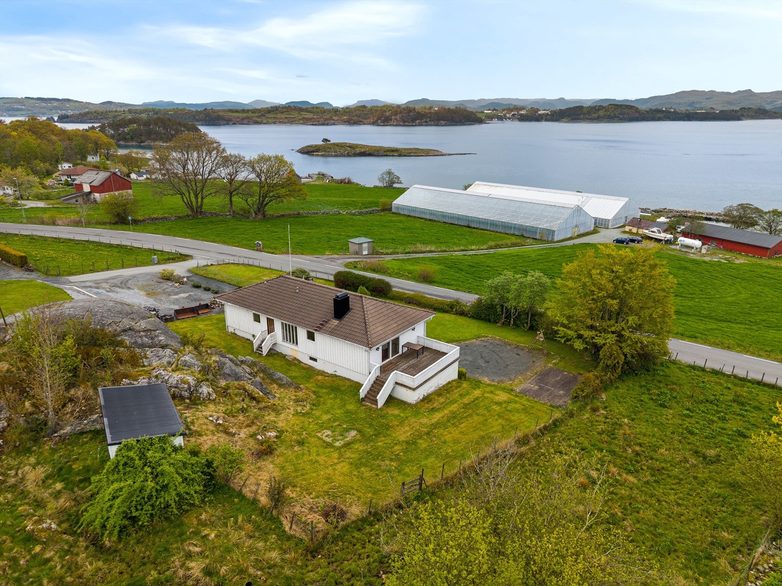 Tomten er omkranset av natur og landbruksområder. Galleribilde