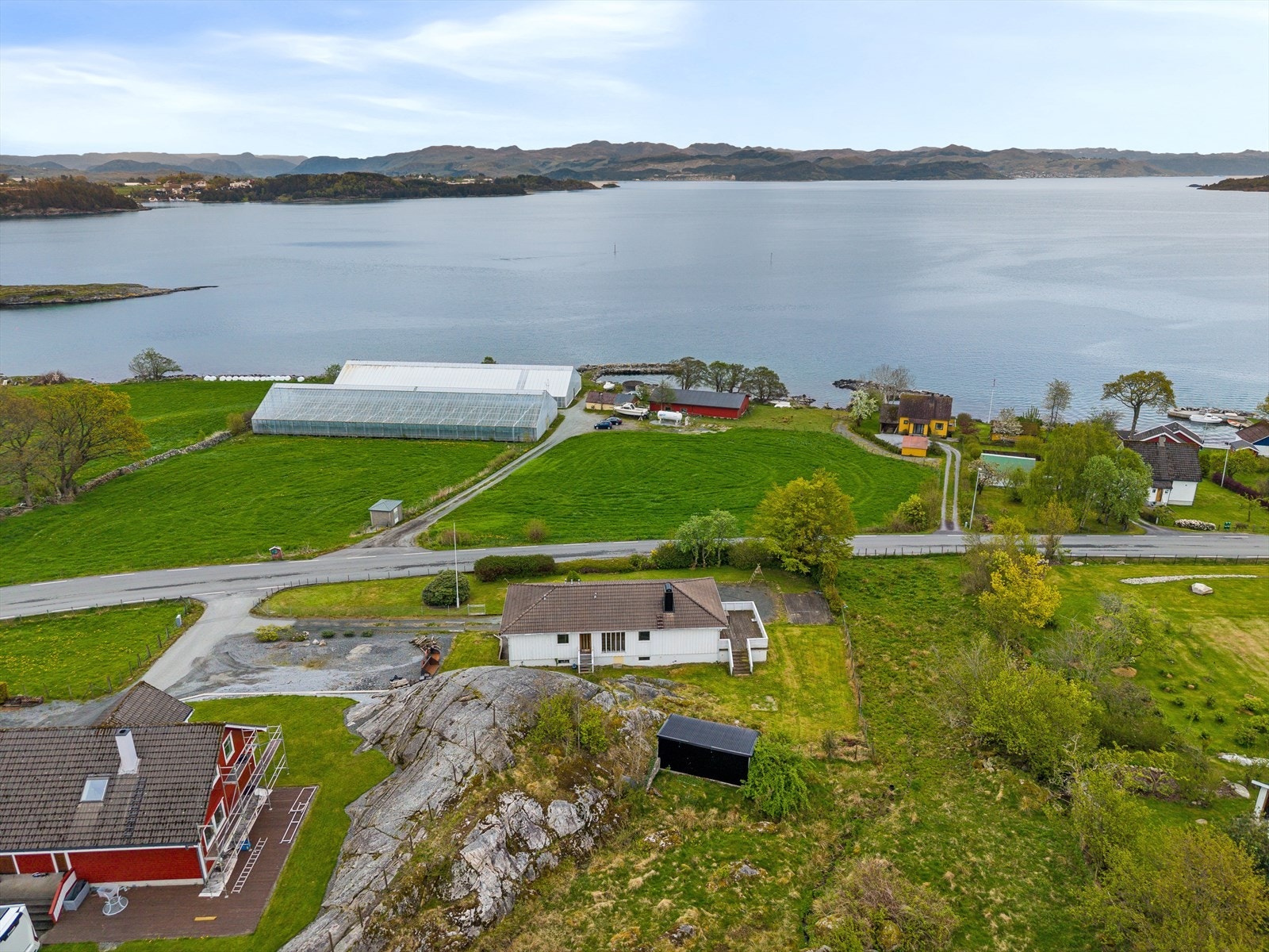 Eiendommen ligger fint til med god avstand til naboer. Galleribilde