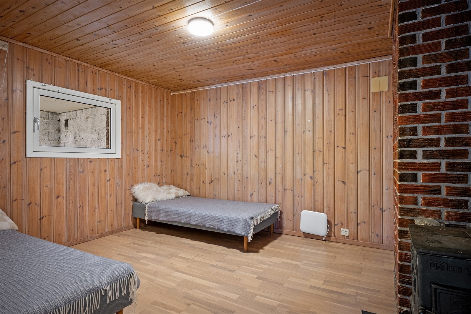 Kjellerstuen er utstyrt med en vedovn plassert på en steinplate på gulvet. Galleribilde