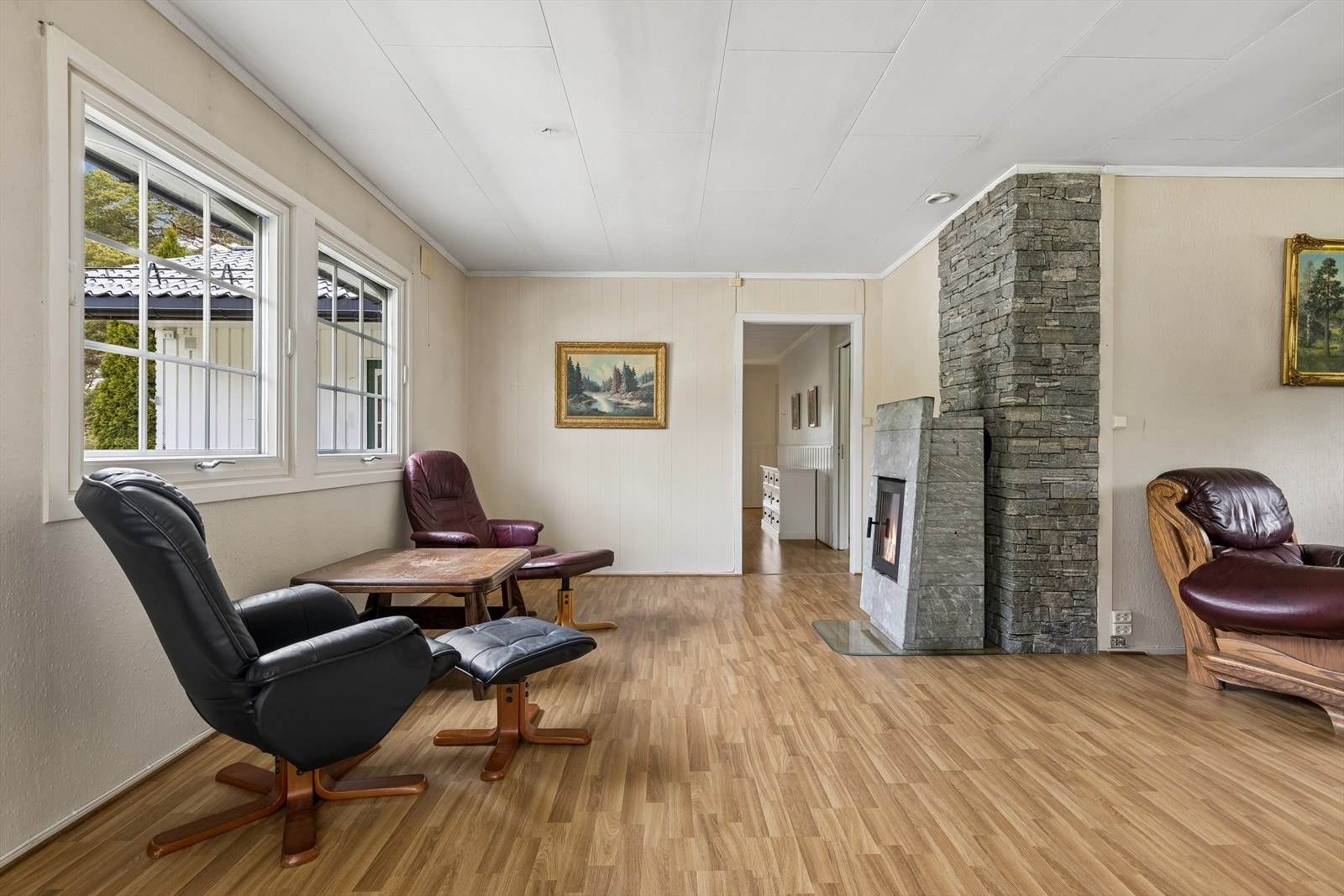 Vinduene slipper inn godt med dagslys. De fleste vinduene i boligen er isolerglassvinduer i tre fra 1970-tallet. Galleribilde