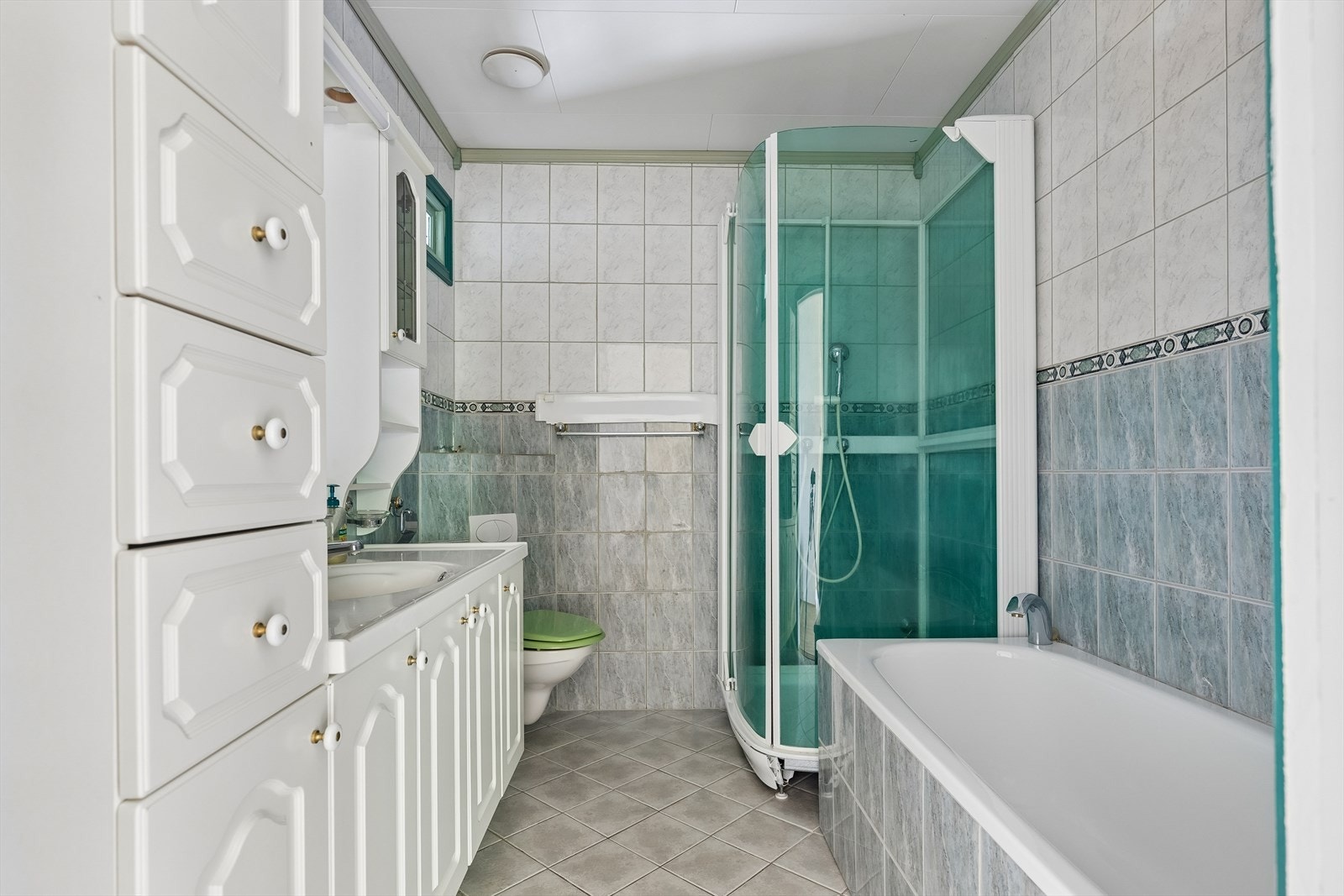 Badet ble oppgradert i 2000 og er utstyrt med både badekar og dusjkabinett, samt vegghengt toalett. Galleribilde