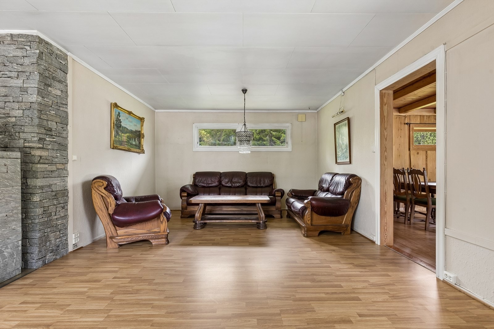 Stuen har god plass til en romslig sofagruppe. Galleribilde